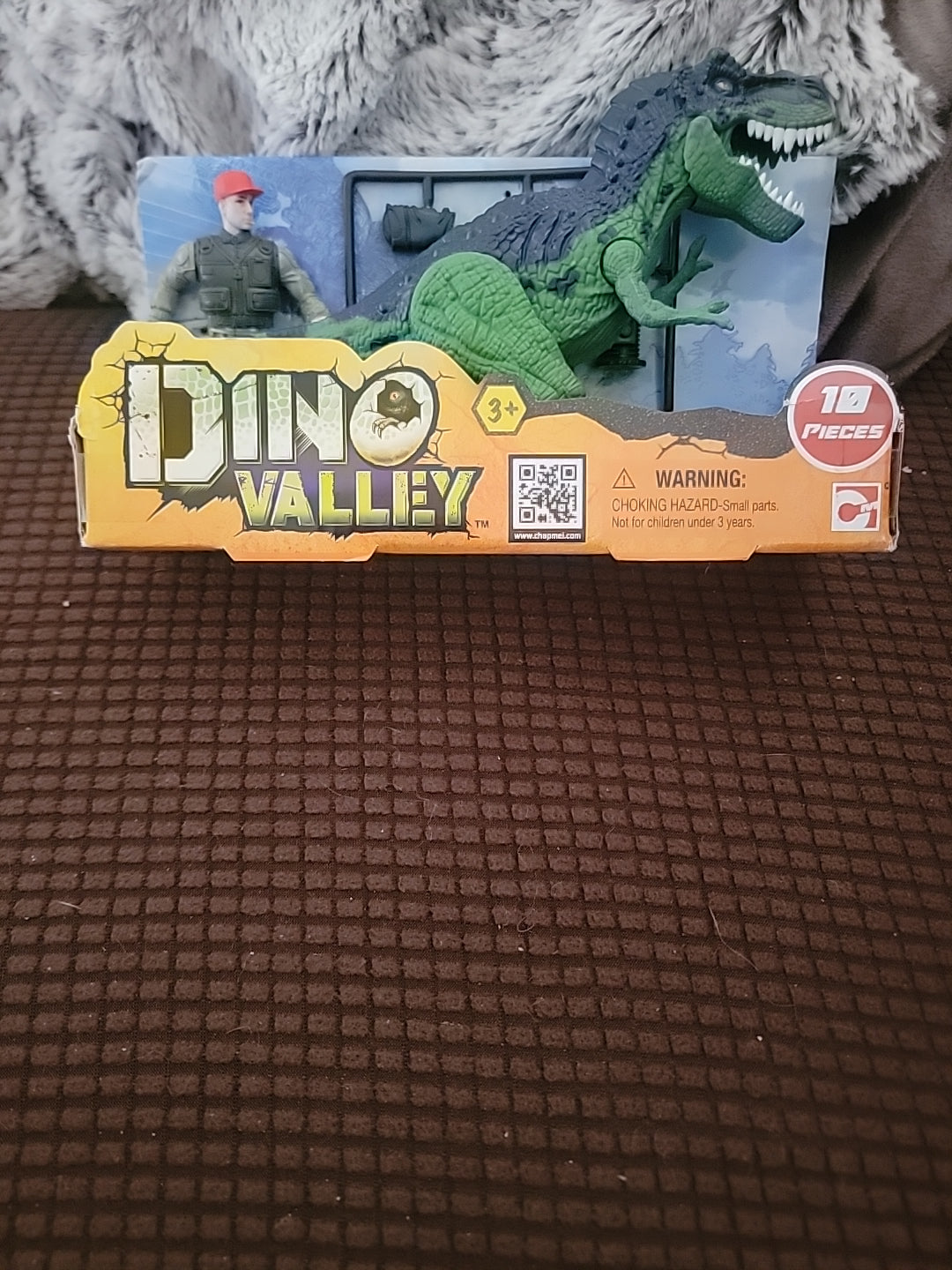 Dino Valley 18-Piece Dinosaur & Figure Set